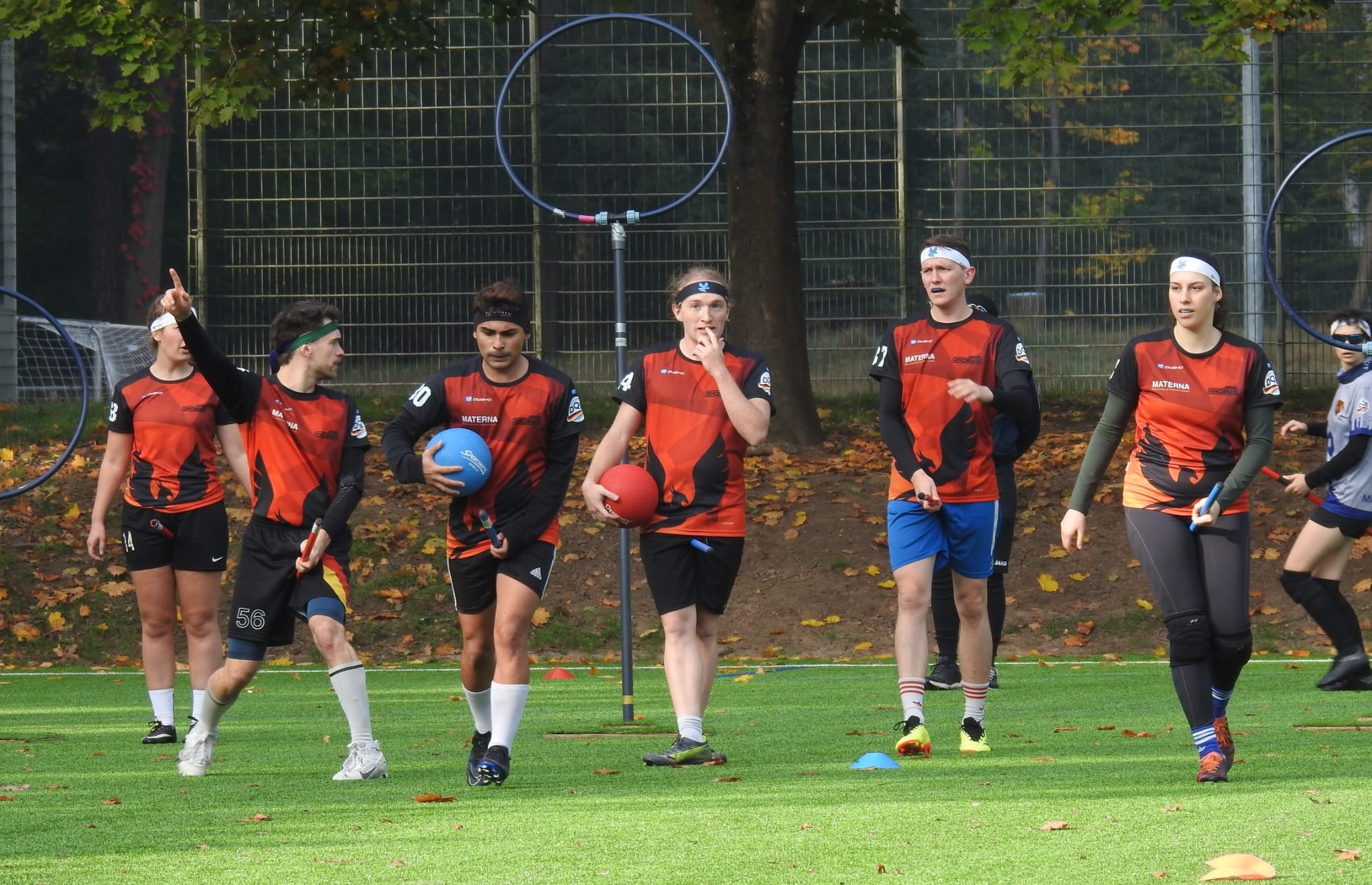 Unser Verein Eine Gruppe von Quadballspieler:innen laufen auf dem Spielfeld her