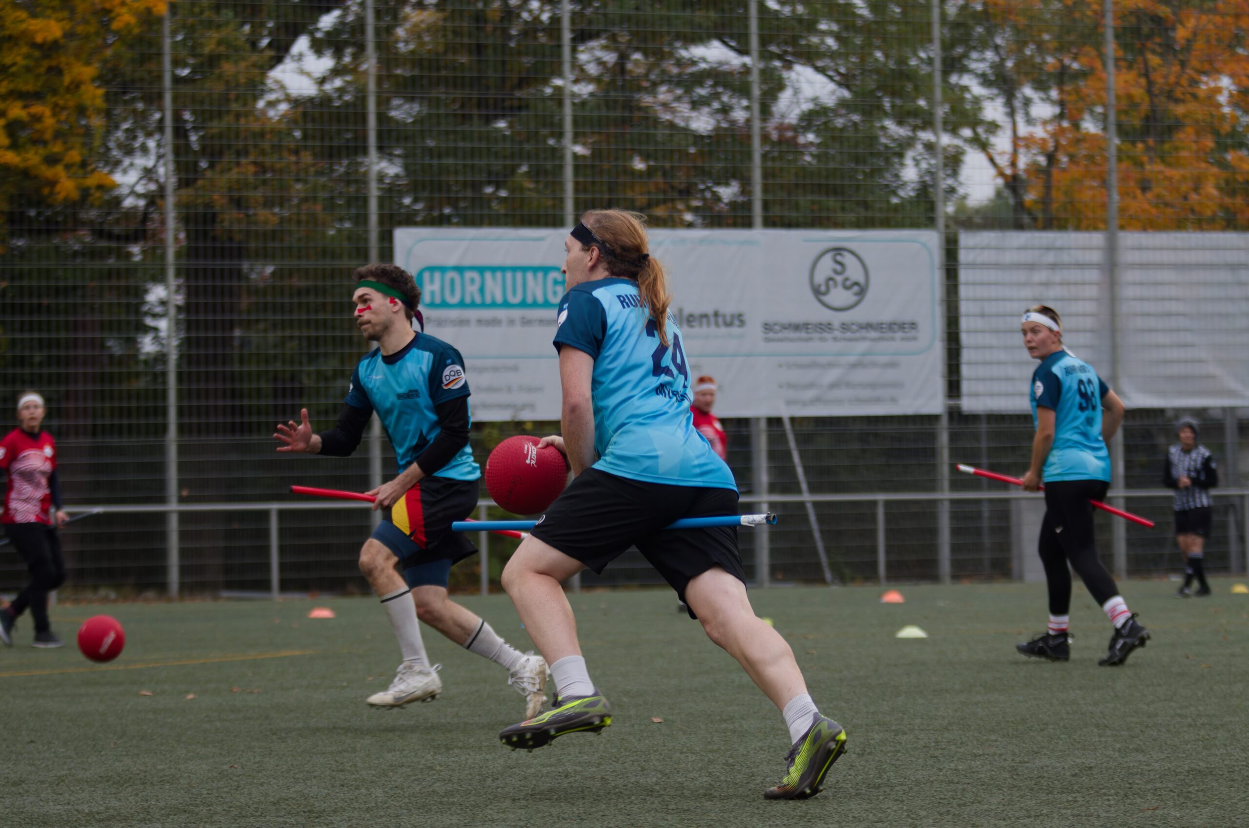 Ruhr Phoenix Spieler:innen rennen übers Spielfeld