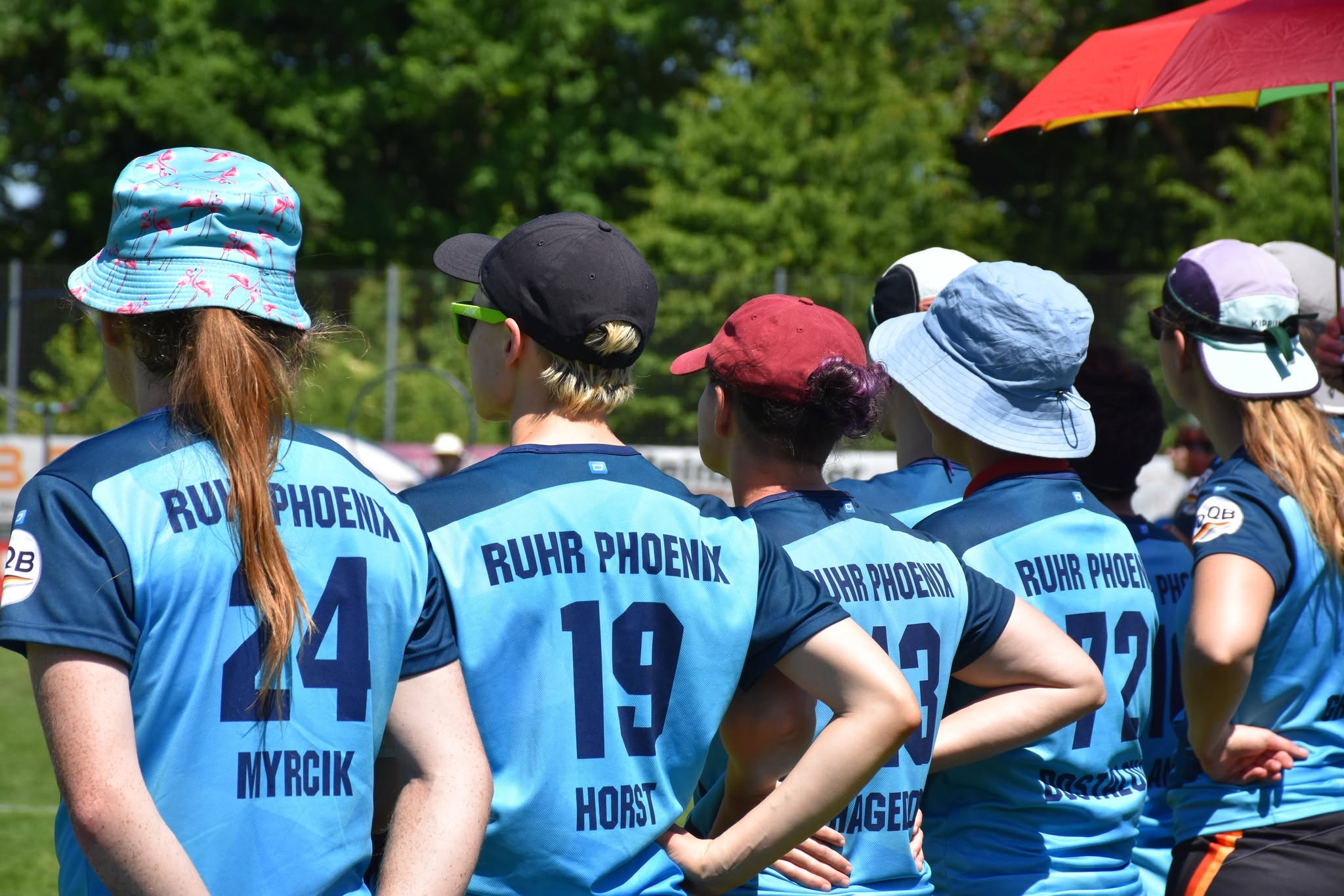 Ruhr Phoenix Spieler:innen stehen am Spielfeldrand