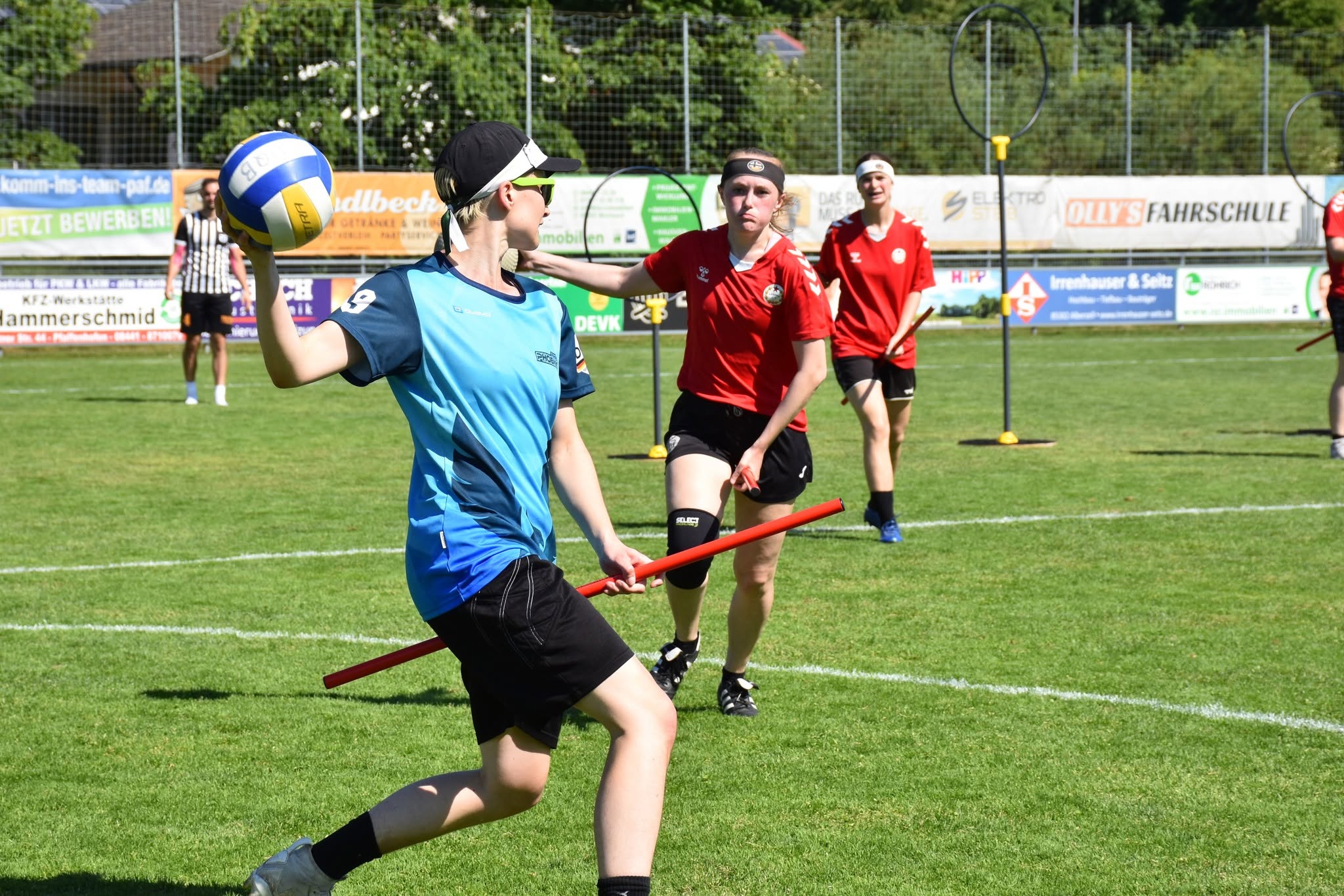 Ruhr Phoenix Spielerin wirft Volleyball