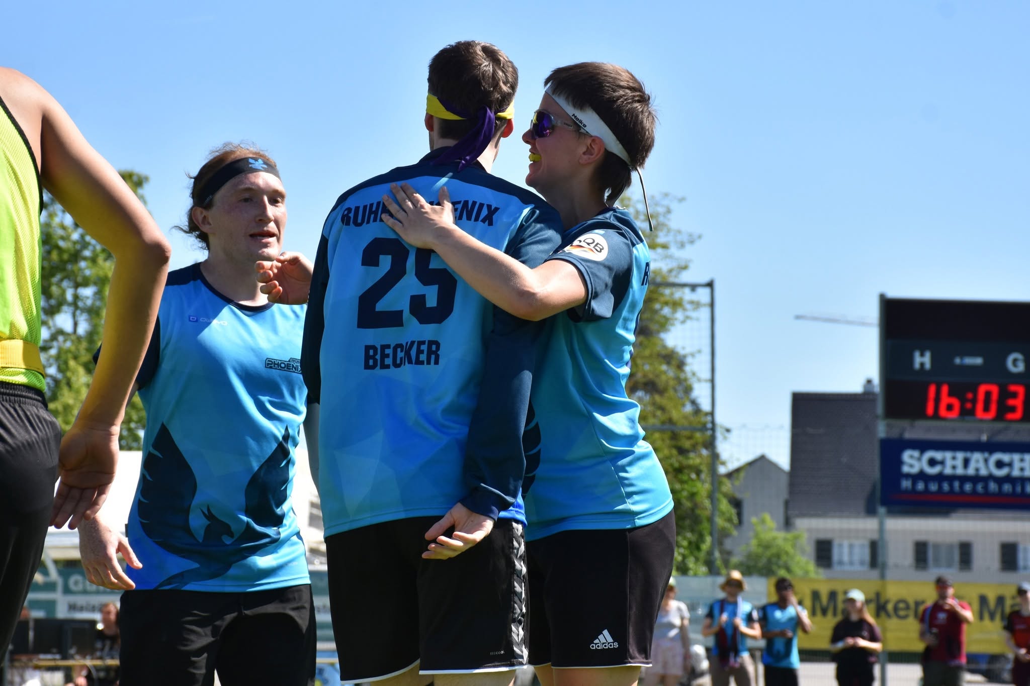 Unser Verein Ruhr Phoenix Spieler:innen umarmen sich freudig