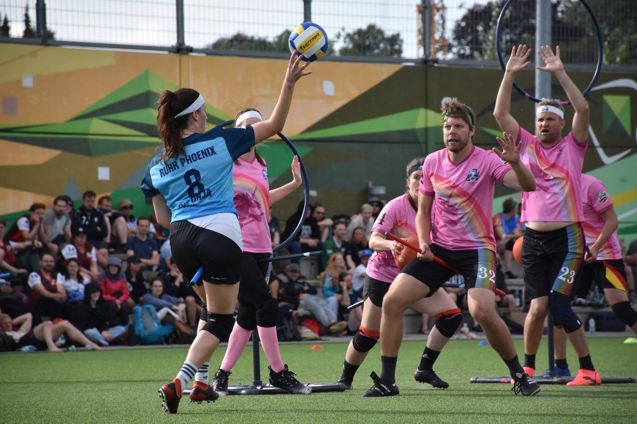 Quadball Spieler:innen auf Spielfeld