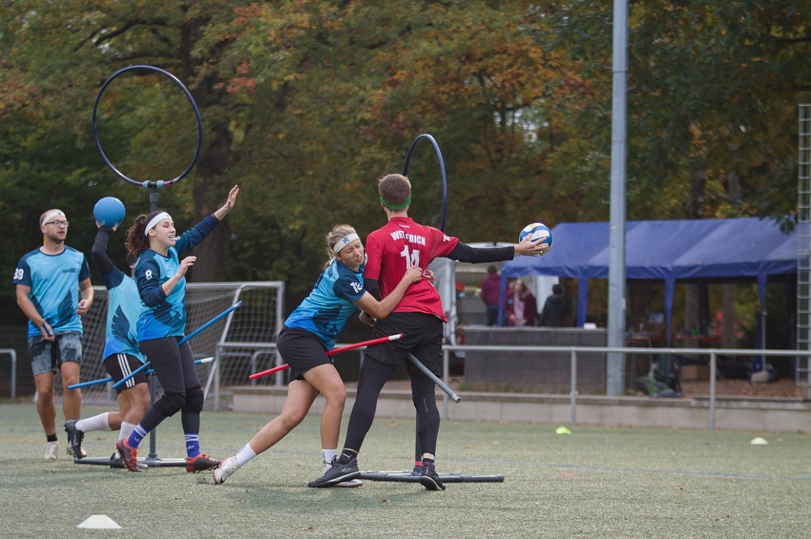 Ruhr Phoenix Spielerin tackelt gegnerischen Spieler, um ein Tor zu verhindern
