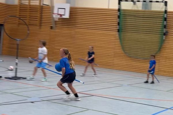 Kinder spielen gemeinsam Kidditch