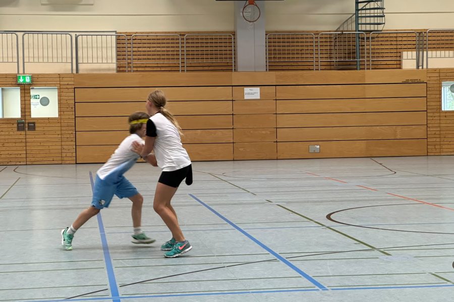 Kidditch Zwei Kinder in einer Turnhalle spielen Kidditch, eines versucht, dem anderen die Socke mit einem Tennisball abzunehmen